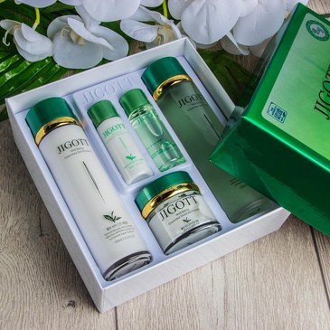 Подарочный набор с экстрактом зеленого чая (тонер, эмульсия, крем),  Jigott